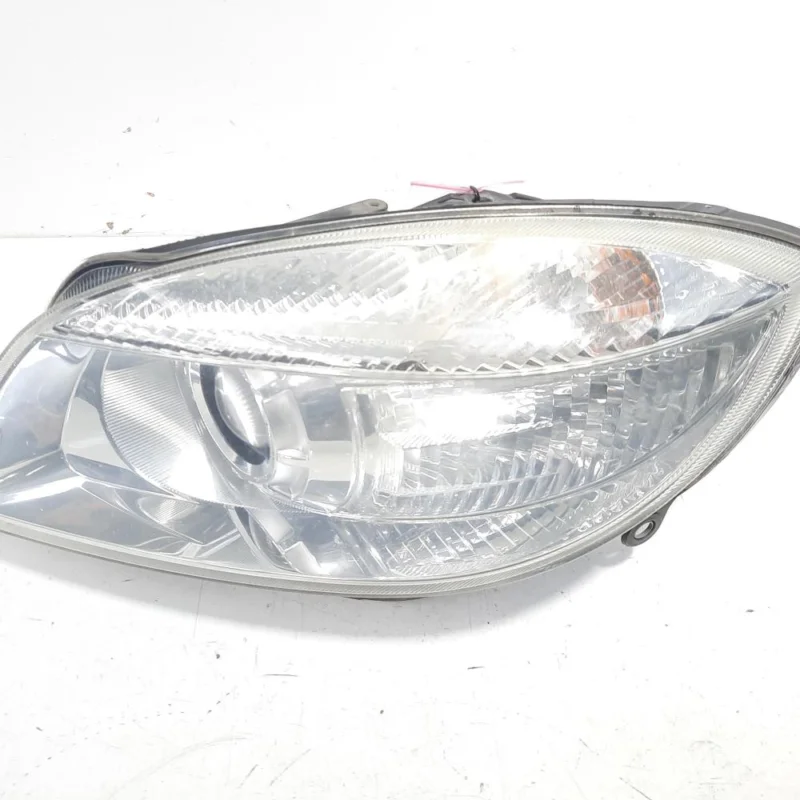 Far stanga cu lupa, cod 5J2941015A, Skoda Roomster (5J) volan pe dreapta (id:498516) Reducere de preț