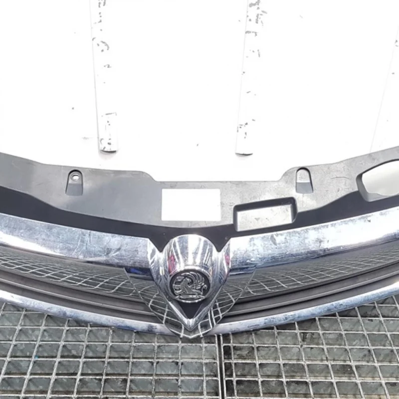 Grila bara centrala cu sigla, Opel Astra H Van, cod GM13225791 Lichidare de stoc